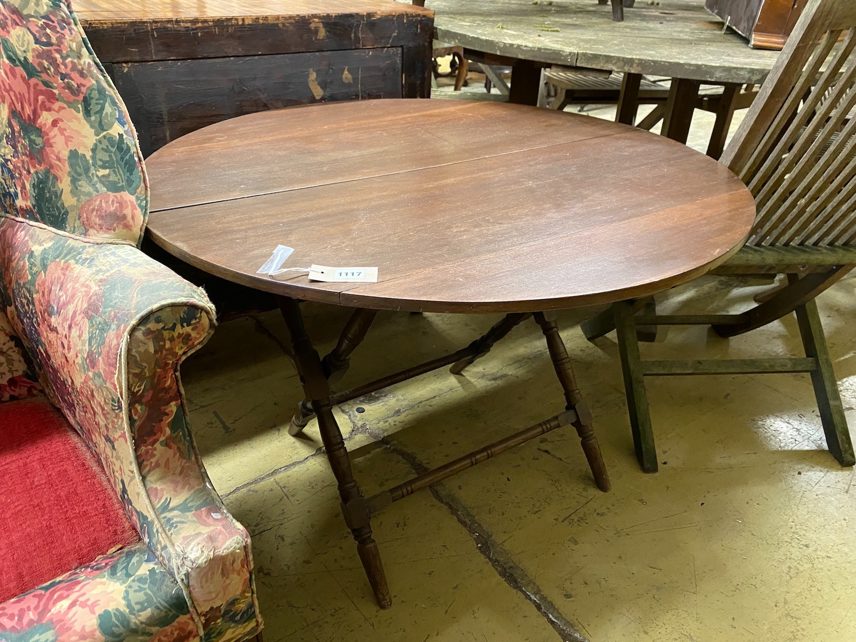 An early 20th century circular mahogany folding coaching table, diameter 91cm, height 63cm